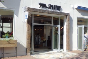 CIMG1225 エントランスに針葉樹・手斧跡BEAM