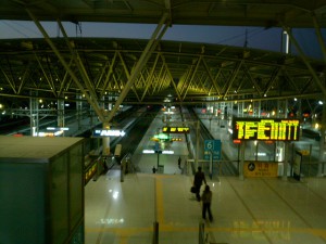 P1002163 早朝のソウル駅構内