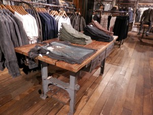 店内の床は古材 店内の床は古材