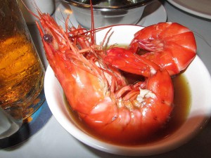 生きた海老を紹興酒でゆでる